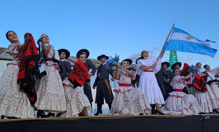 Debaten la vigencia del folklore