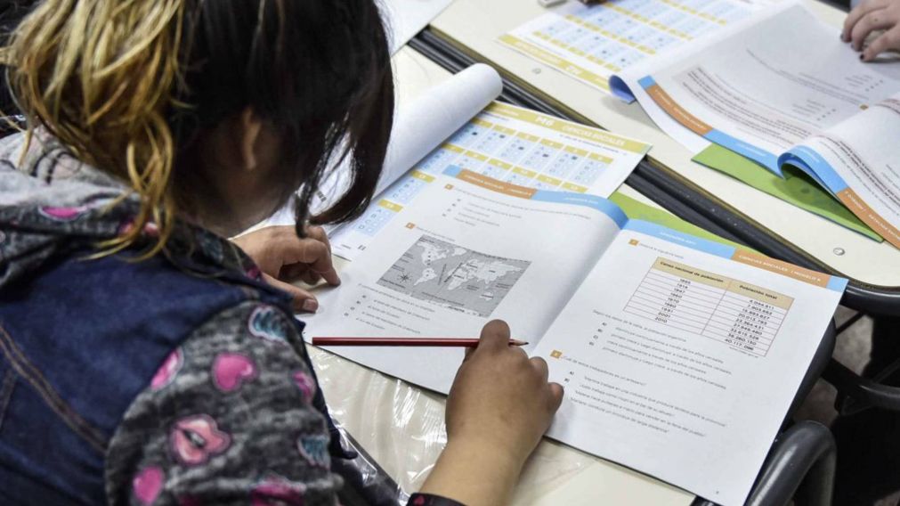 Pruebas PISA 2025: derrumbe histórico de la educación argentina en matemática, lectura y ciencias