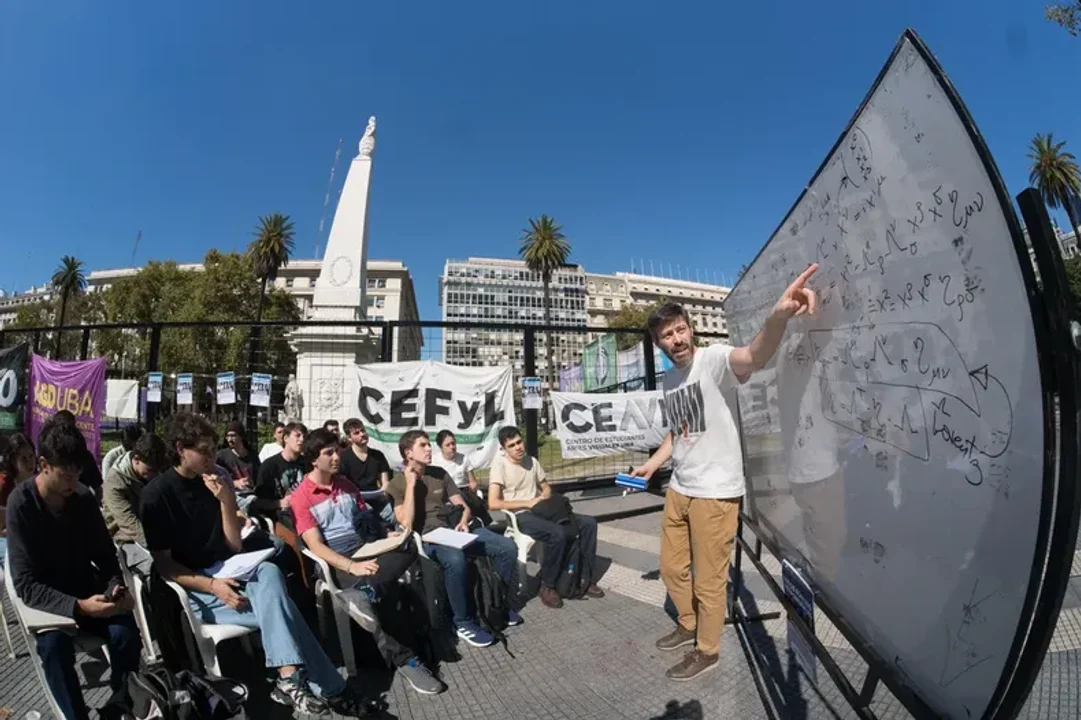 La UBA instaló consultorios y clases abiertas en Plaza de Mayo por fondos universitarios