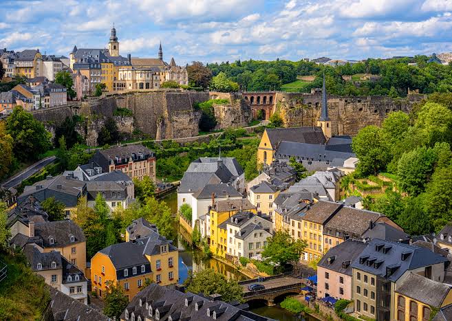 Estudiar Contabilidad en Luxemburgo: aranceles bajos, costo de vida alto y el mapa de becas para la región
