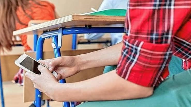 Adiós a las pantallas libres en el aula: rige la prohibición de celulares en secundarias bonaerenses