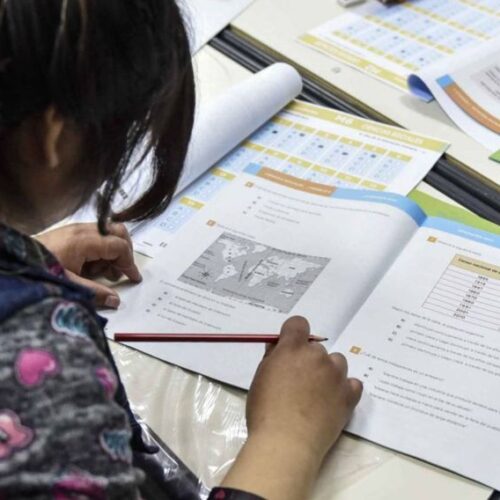 Pruebas PISA 2025: derrumbe histórico de la educación argentina en matemática, lectura y ciencias