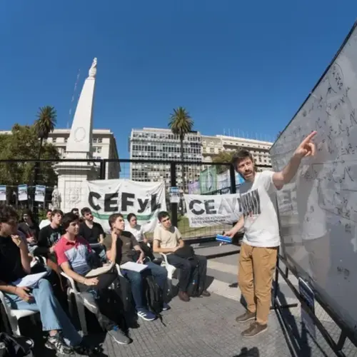 La UBA instaló consultorios y clases abiertas en Plaza de Mayo por fondos universitarios