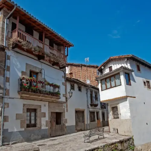 Vivir en un pueblo histórico de España: cómo es el voluntariado con alojamiento en Candelario