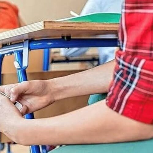 Adiós a las pantallas libres en el aula: rige la prohibición de celulares en secundarias bonaerenses