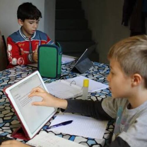 El Gobierno busca legalizar la educación en casa y reabre la polémica por el rol de la escuela