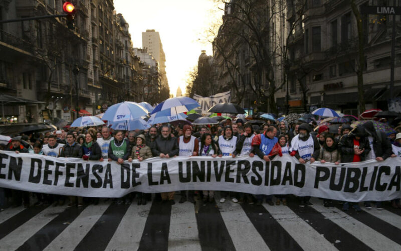 Crisis educativa: sin paritarias a la vista, los docentes universitarios van al paro por una semana
