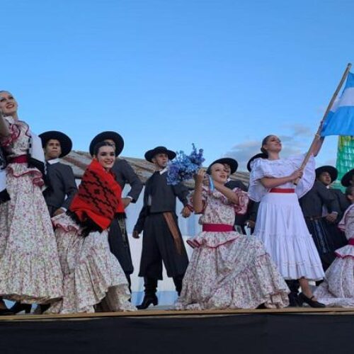 Debaten la vigencia del folklore