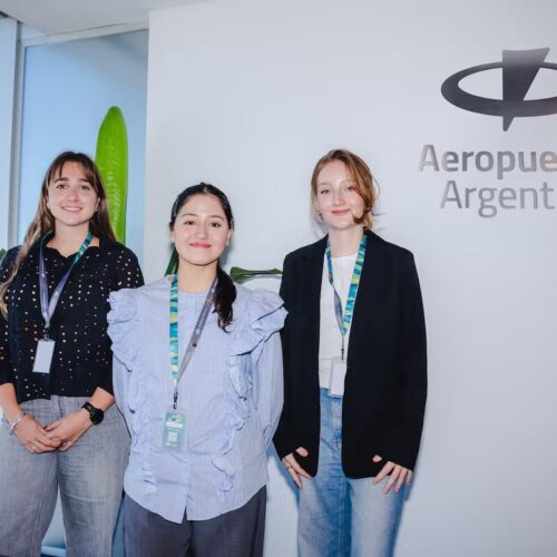 De izquierda a derecha: María Priore, analista de Procesos de Aeropuertos Argentina, Agostina Vischi, asistente de RRHH de Aeropuertos Argentina y Nina Mulhall, gerente de Tráfico y Desarrollo de Rutas de Aeropuertos Argentina.